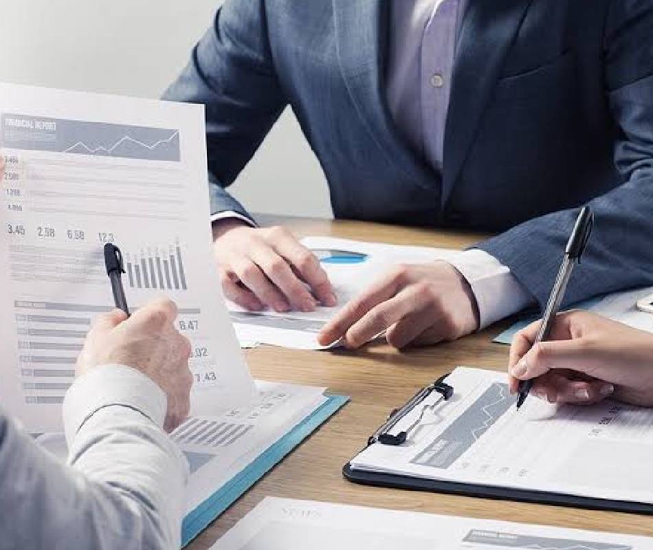 Advisors collaborating around a table